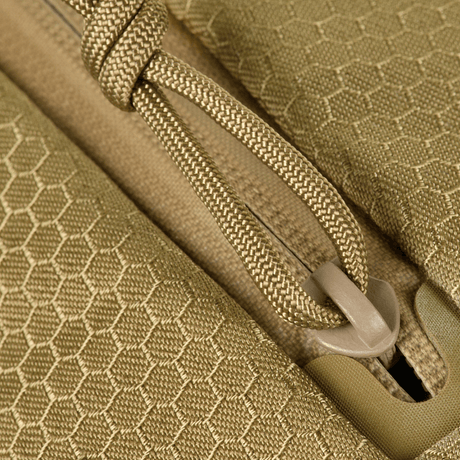 Nærbillede af M-Tac Sphaera Hex Hardsling Taske Gen.II Elite materiale og lynlåsdetaljer i Cordura/Hex-polyester.