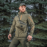 Mand bærer M-Tac Sphaera Hex Hardsling Taske Gen.II Elite i skovområde