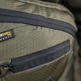 M-Tac Sphaera Hex Hardsling Taske Gen.II Elite i Cordura materiale med hex-mønster og lynlåsdetalje. Fokuseret på funktionel taske-design.