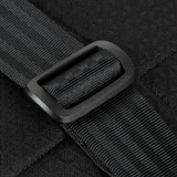 Nærbillede af justerbar strop på M-Tac Satellite Magnet Taske Elite Hex i sort Cordura materiale.