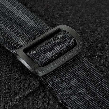 Nærbillede af justerbar strop på M-Tac Satellite Magnet Taske Elite Hex i sort Cordura materiale.