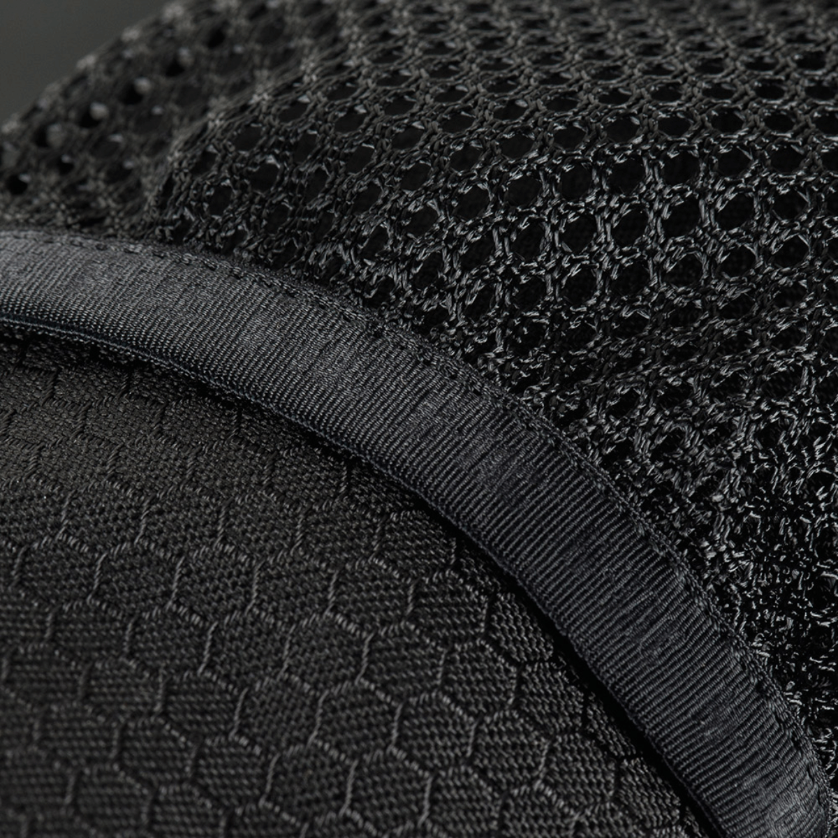 Nærbillede af M-Tac Satellite Magnet Taske Elite Hex med sort Cordura og Hex-polyester stoftekstur. Magnetisk lukning ikke synlig.