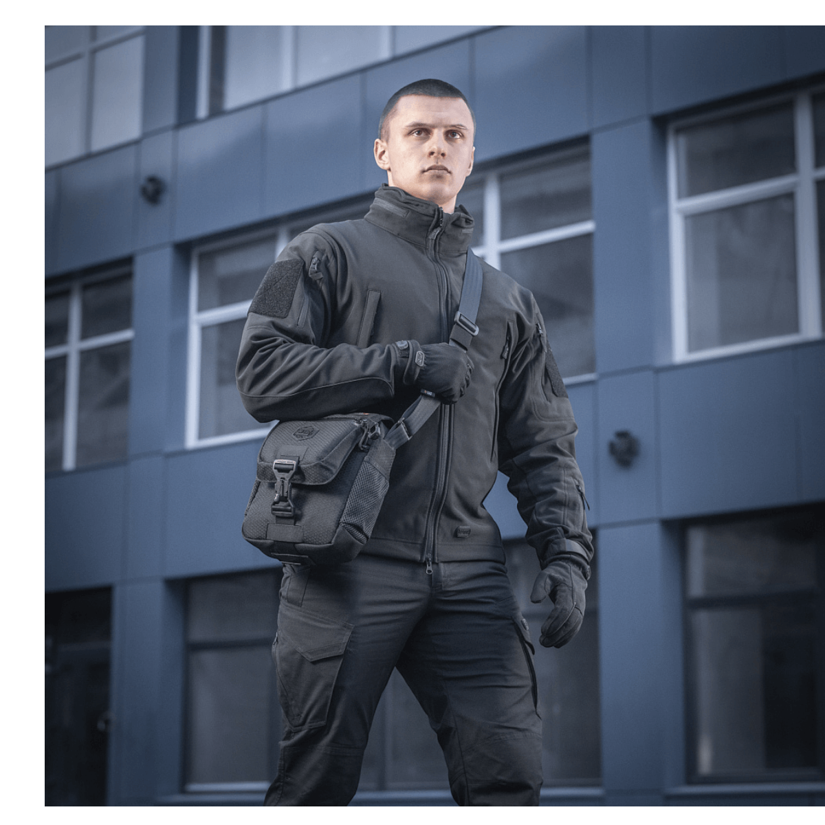 Mand bærer M-Tac Satellite Magnettaske Gen. II Elite Hex i bymiljø