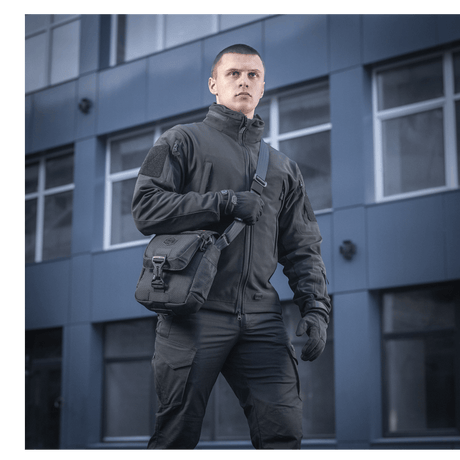 Mand bærer M-Tac Satellite Magnettaske Gen. II Elite Hex i bymiljø