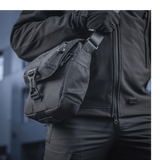 M-Tac Satellite Magnettaske Gen. II Elite Hex bæres af person iført sort tøj, holdbar til daglig brug