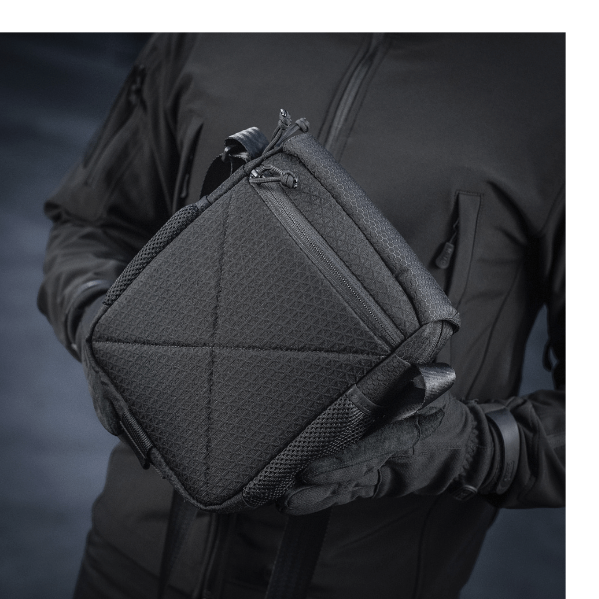 Person holder M-Tac Satellite Magnettaske Gen. II Elite Hex, lavet af slidstærkt Cordura materiale med funktionelt design.