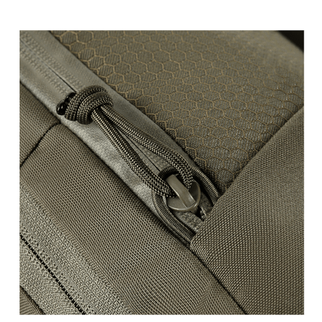 M-Tac Magnet XL Taske Elite Hex med FidLock låsesystem og Velcro-panel, nærbillede af lynlås design. Sikker og praktisk taskeløsning.