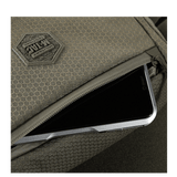 Detalje af M-Tac Magnet XL Taske Elite Hex med FidLock låsesystem og Velcro-panel, vist med opbevaring af smartphone.