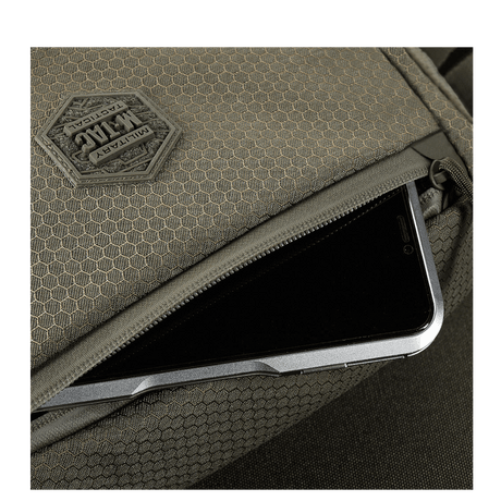 Detalje af M-Tac Magnet XL Taske Elite Hex med FidLock låsesystem og Velcro-panel, vist med opbevaring af smartphone.
