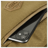 M-Tac Magnet XL Taske Elite Hex med telefon i lynlåslomme, viser rummelighed og funktion af FidLock systemet.