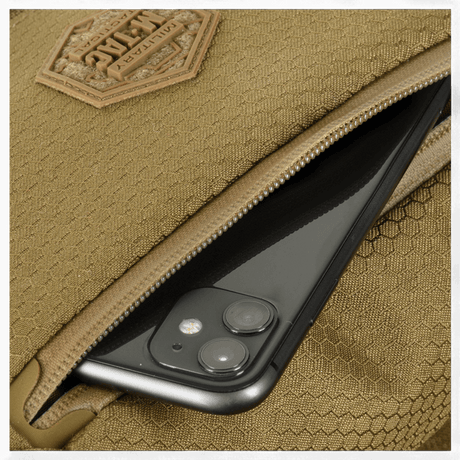 M-Tac Magnet XL Taske Elite Hex med telefon i lynlåslomme, viser rummelighed og funktion af FidLock systemet.