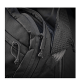 Detalje af M-Tac Magnet XL Taske Elite Hex med FidLock-lukkesystem og skulderrem, viser kraftig stof og lynlåsdesign.