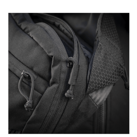 Detalje af M-Tac Magnet XL Taske Elite Hex med FidLock-lukkesystem og skulderrem, viser kraftig stof og lynlåsdesign.