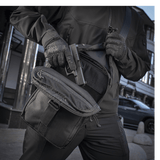 Mand iført M-Tac Magnet XL Taske Elite Hex med FidLock-lås til hurtig og sikker lukning