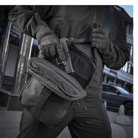 Mand iført M-Tac Magnet XL Taske Elite Hex med FidLock-lås til hurtig og sikker lukning