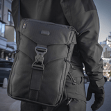M-Tac Magnet XL Taske Elite Hex med FidLock lukket i en urban indstilling