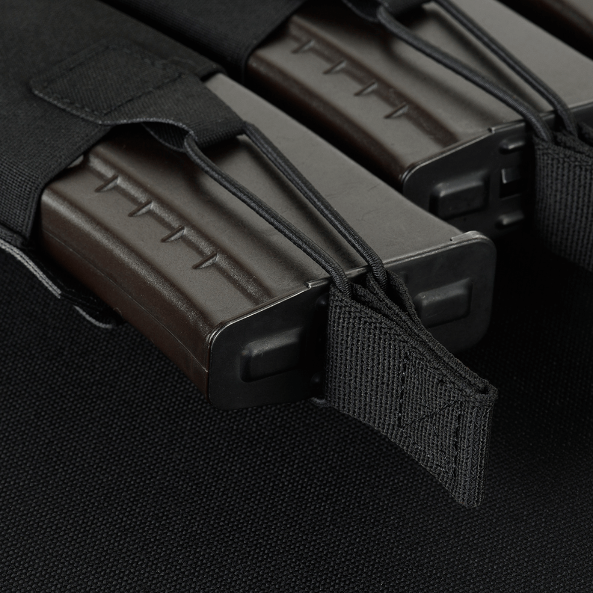 M‑Tac Elastisk Triple Magazine Pouch Elite holder AK/AR-magasiner sikkert med Cordura 500D materiale og MOLLE montering.