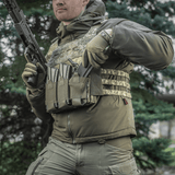 M‑Tac Elastisk Triple Magazine Pouch Elite monteret på taktisk vest for hurtig adgang til magasiner udendørs.