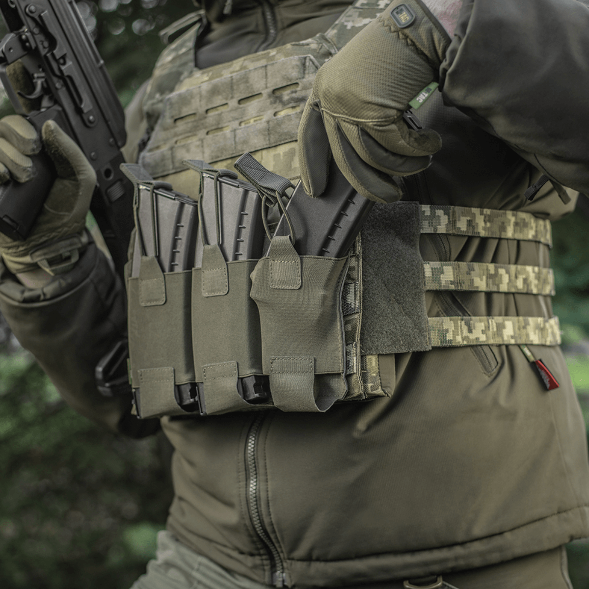 M‑Tac Elastisk Triple Magazine Pouch Elite monteret på taktisk vest med tre magasiner i AK/AR-størrelse.