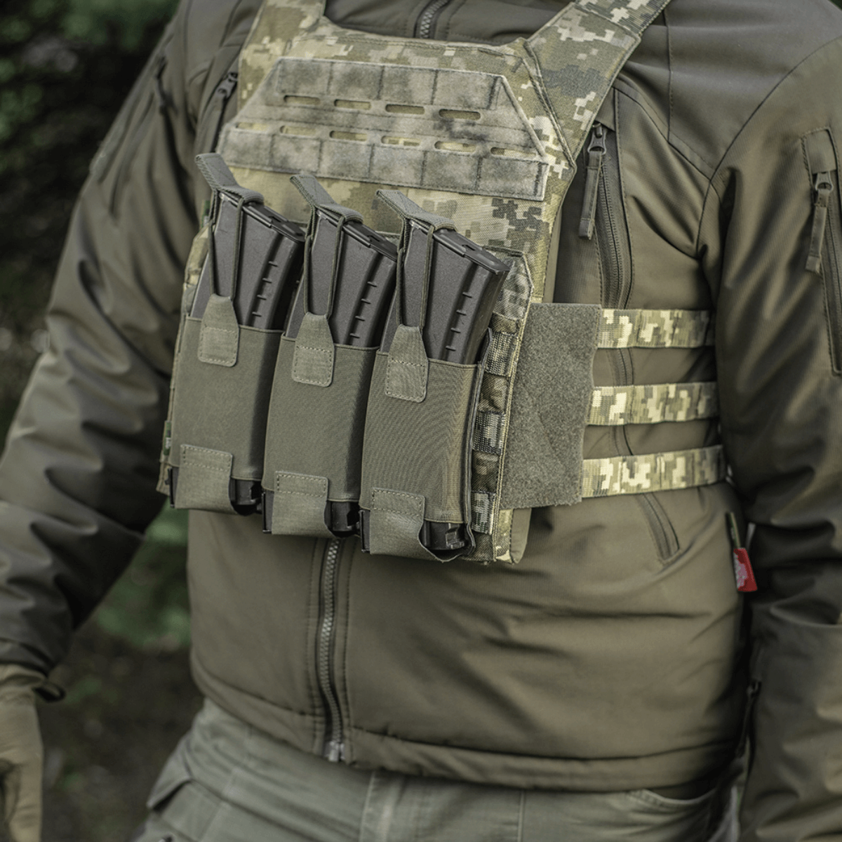 M‑Tac Elastisk Triple Magazine Pouch Elite monteret med tre AK/AR-magasiner på taktisk vest i feltmiljø.