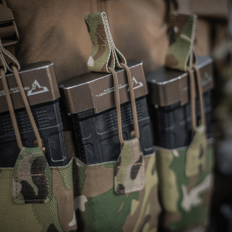 M‑Tac Elastisk Single Magazine Pouch Elite med magasiner i et kompakt og funktionelt MOLLE-kompatibelt design, camouflagemønster.