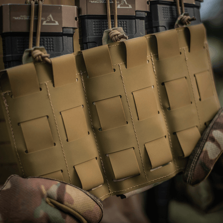 M‑Tac Elastisk Single Magazine Pouch Elite med MOLLE Laser Cut-system i brug, viser pålidelig opbevaring af magasiner.