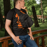 Mand bærer M‑Tac Cross Bag Elite Hex sling pack på en bro i skoven, perfekt til dagligt brug. Tasken rummer op til 5 liter.