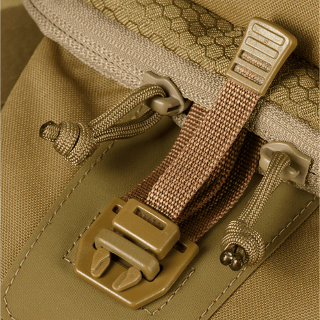 Detalje af M‑Tac Cross Bag Elite Hex i Cordura 500 materiale med WJ fittings og YKK lynlåse i brun farve