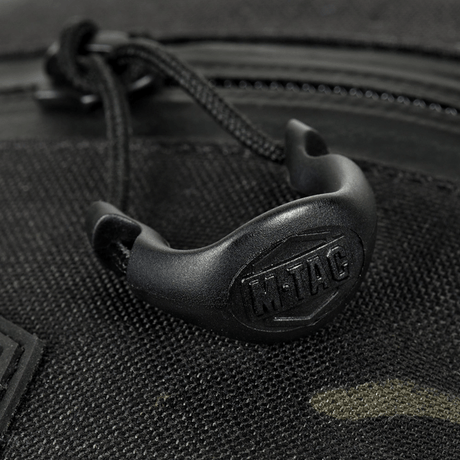 M‑Tac Cross Bag Elite Hex tæt på lynlås og detalje, fremstillet af Cordura 500 materiale, ideel til daglig brug og taktik.