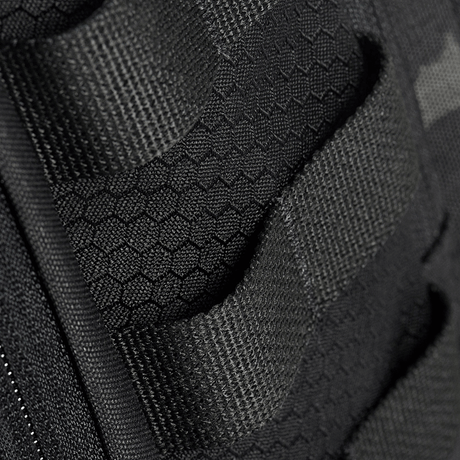 Nærbillede af M‑Tac Cross Bag Elite Hex i Cordura 500 materiale med hex mønster og MIL-SPEC stropper, ideel til daglig og taktisk brug.