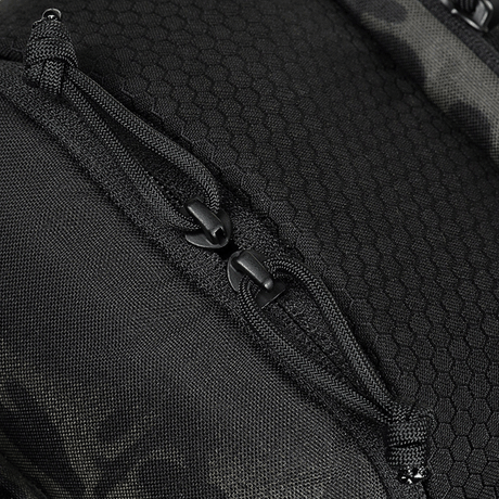 Detaljebillede af M‑Tac Cross Bag Elite Hex med robust Cordura 500 materiale og stærke lynlåse til daglig brug eller taktisk udstyr.
