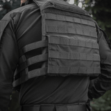 M‑Tac Plate Carrier Cuirass QRS Gen.II set bagfra, viser ergonomisk design og quick-release system, perfekt til taktisk brug.