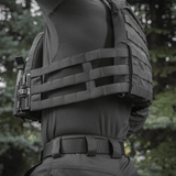M‑Tac Plate Carrier Cuirass QRS Gen.II med quick-release system og ergonomisk design, set udendørs i skovmiljø.