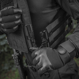 Taktisk udstyr med M‑Tac Plate Carrier Cuirass QRS Gen.II, moderne pladebærer med quick-release funktion og ergonomisk design.
