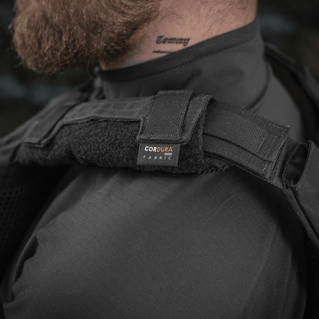 Nærbillede af M‑Tac Plate Carrier Cuirass QRS Gen.II pladebærer, fremstillet af slidstærkt Cordura 500D stof.