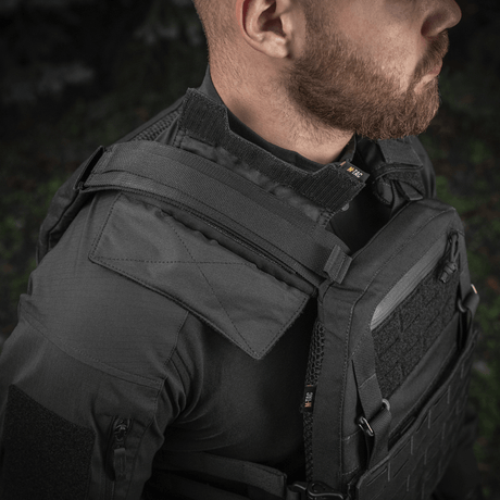 Person iført M‑Tac Plate Carrier Cuirass QRS Gen.II med ergonomisk design og quick-release system, set i profil.