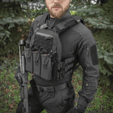 Taktisk person med M‑Tac Plate Carrier Cuirass QRS Gen.II på, ergonomisk design i Cordura 500D til hurtig afmontering og ventilation.