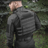 Mand iført M‑Tac Plate Carrier Cuirass QRS Gen.II, justerbar pladebærer med ergonomisk design, sort, set bagfra udendørs.