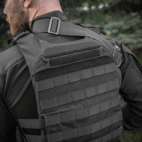 M‑Tac Plate Carrier Cuirass QRS Gen.II i brug, viser rygjustering og ergonomisk design, perfekt til taktisk brug.