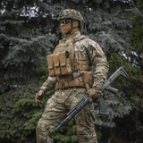 M‑Tac Plate Carrier Cuirass QRS Gen.II i brug, soldat i taktisk gear med quick-release system, ergonomisk design, tilpasset til militær brug.