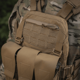 M‑Tac Plate Carrier Cuirass QRS Gen.II i brug, justerbar pladebærer med Quick-release system og ergonomisk design, set tæt på uniform.