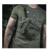 M-Tac Smartphone Lomme Elite Large Hex bæres som smart tilbehør på en mand iført militærgrønt tøj.