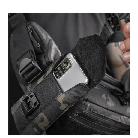M-Tac Smartphone Lomme Elite Large Hex sort taske med magnetisk spændelukning og plads til smartphone op til 6,5 tommer i Cordura materiale.