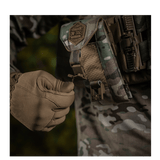 M-Tac Smartphone Lomme Elite Large Hex fastgjort til taktisk vest med CORDURA HEX materiale og WJ magnetisk spænde for sikker opbevaring.