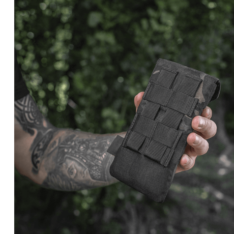 M-Tac Smartphone Lomme Elite Large Hex i sort holdt af person i naturmiljø, lavet af slidstærkt CORDURA HEX, op til 6,5 tommer enheder.