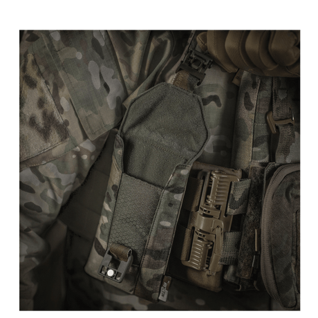 M-Tac Smartphone Lomme Elite Large Hex monteret på taktisk vest, robust Cordura-materiale, elegant og slidstærk opbevaringsløsning.