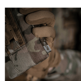 Taktisk brug af M-Tac Smartphone Lomme Elite Large Hex i CORDURA HEX-materiale i camouflagefarver med magnetisk WJ spænde.