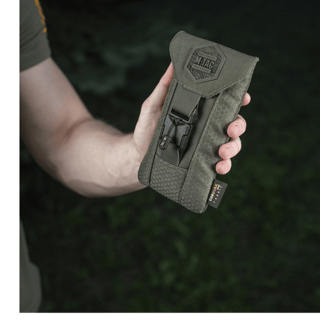 M-Tac Smartphone Lomme Elite Large Hex i hånden, lavet af slidstærkt CORDURA HEX materiale med WJ magnetisk spænde, sort design.