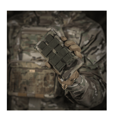 M-Tac Smartphone Lomme Elite Large Hex i holdbart CORDURA HEX materiale, viser en stilfuld og sikker mobilopbevaringsmulighed.