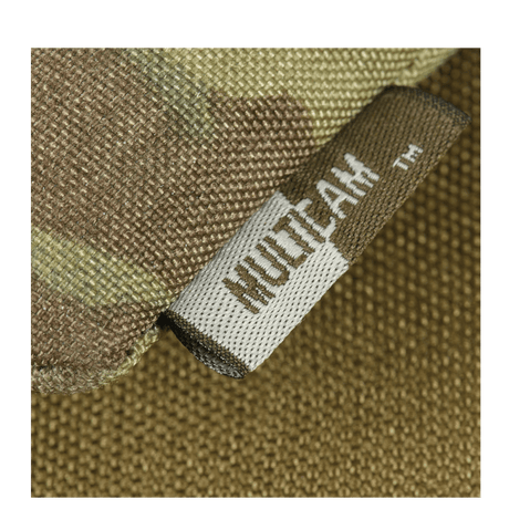 Nærbillede af Multicam-mærket på M-Tac Smartphone Lomme Elite Large Hex lavet af Cordura HEX-stof.